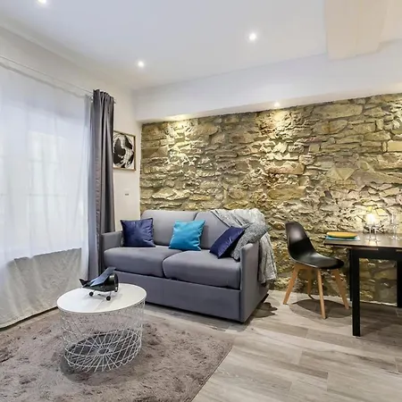 Apartment Cosy With Exposed Stonework In The Heart Of