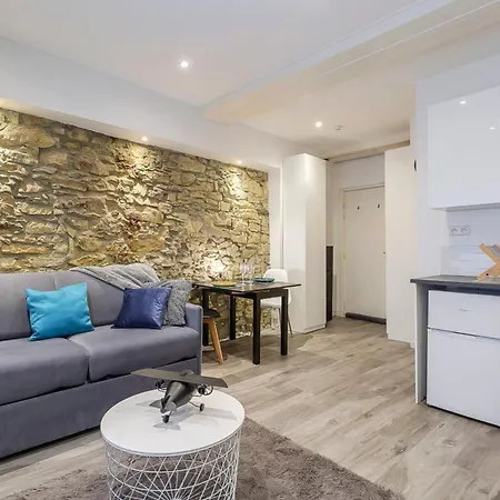 Cosy With Exposed Stonework In The Heart Of Apartment *